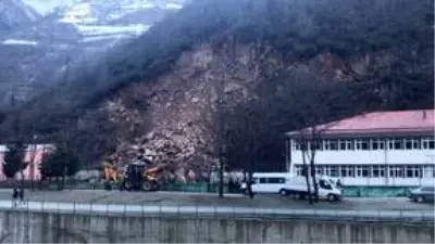 Gümüşhane'de heyelan, okulun bahçe duvarında hasara yol açtı