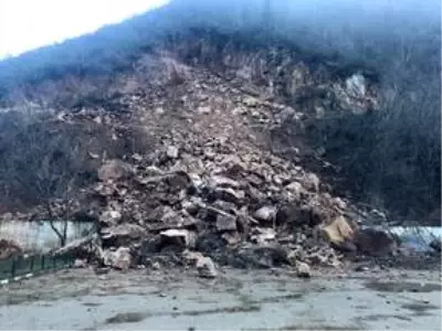 Gümüşhane'de heyelan, okulun bahçe duvarında hasara yol açtı