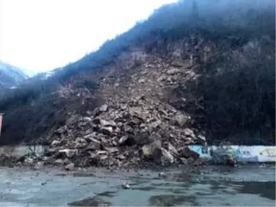 Gümüşhane'de heyelan, okulun bahçe duvarında hasara yol açtı