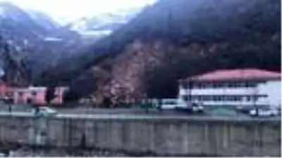 Gümüşhane'de okul bahçesinde heyelan anı kamerada