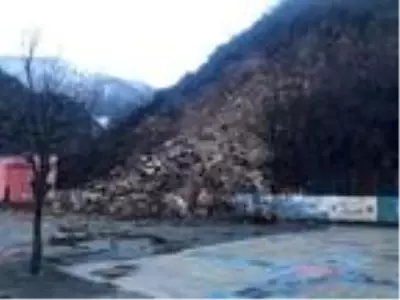 Gümüşhane'de okul bahçesinde heyelan anı kamerada