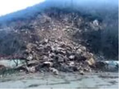Gümüşhane'de okul bahçesinde heyelan anı kamerada