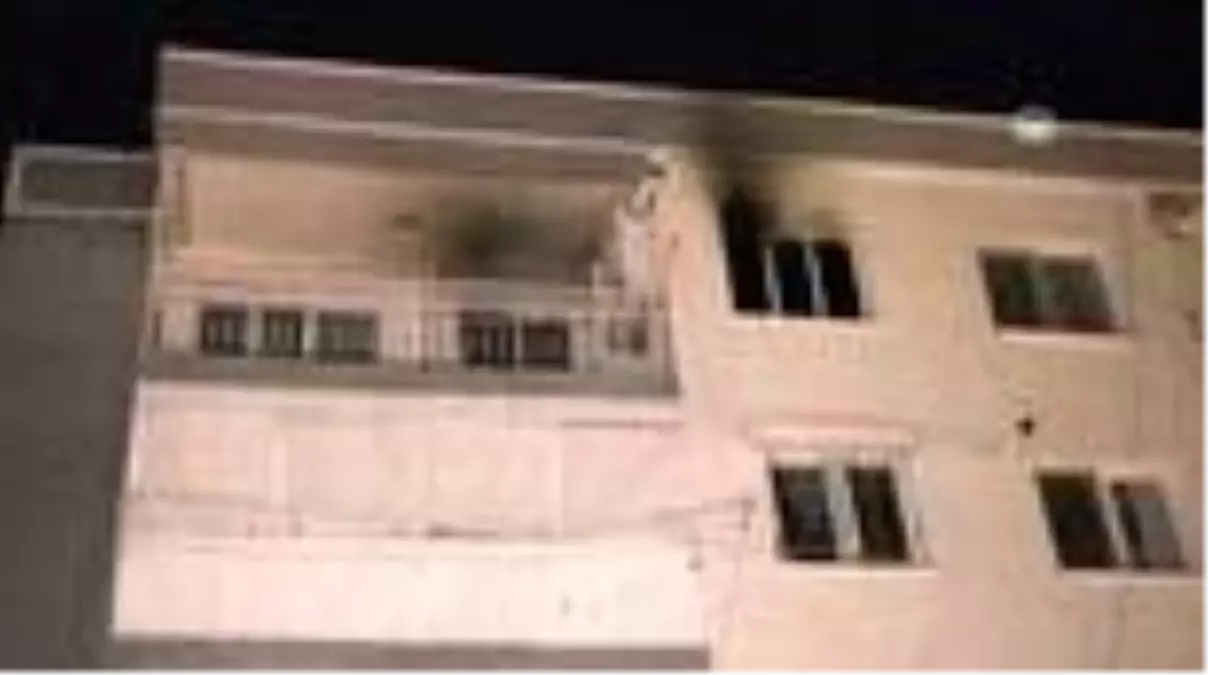 İzmir'de çıkan ev yangında bir kişi dumandan etkilendi