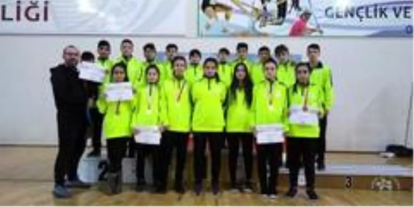 Karatede kız-erkek takımları yarı finalde