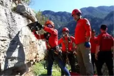 Kayalıklarda mahsur kalan oğlağı AKUT ve JAK kurtardı Kayalıklarda mahsur kalan oğlağı AKUT ve JAK kurtardı