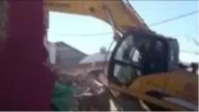 Malatya'da ağır hasarlı evler kontrollü şekilde yıkılıyor