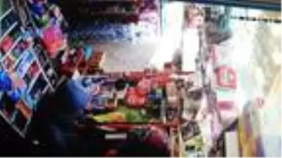 Pendik'te marketteki bıçaklı soygun kamerada Pendik'te marketteki bıçaklı soygun kamerada