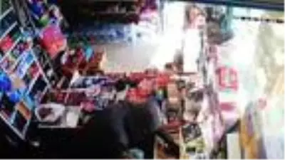 Pendik'te marketteki bıçaklı soygun kamerada Pendik'te marketteki bıçaklı soygun kamerada