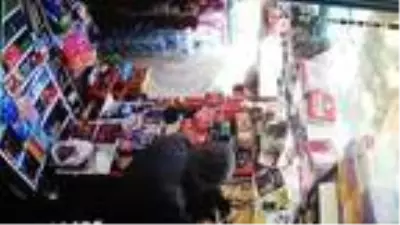 Pendik'te marketteki bıçaklı soygun kamerada Pendik'te marketteki bıçaklı soygun kamerada