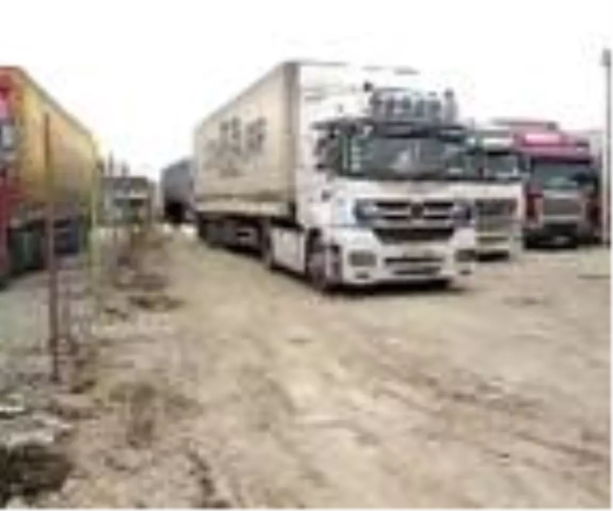 Türkmenistan, İran'a sınır kapılarını kapattı, Türk TIR'lar mahsur kaldı