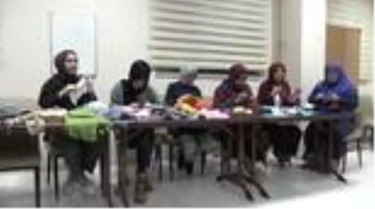 Üniversiteli kız öğrenciler depremzedeler için atkı, bere ve eldiven ördü