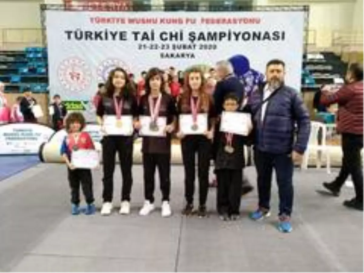 Yunusemreli wushucular Sakarya'dan madalyalarla döndü