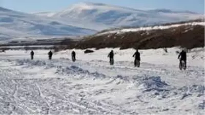 Donan Çıldır Gölü'nde kar bisikleti ve kızak keyfi Donan Çıldır Gölü'nde kar bisikleti ve kızak keyfi