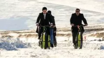 Donan Çıldır Gölü'nde kar bisikleti ve kızak keyfi Donan Çıldır Gölü'nde kar bisikleti ve kızak keyfi