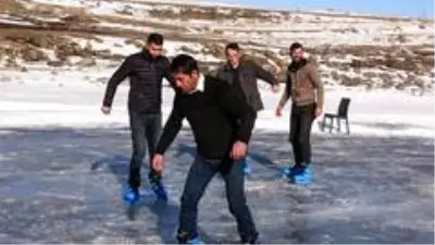 Donan Çıldır Gölü'nde kar bisikleti ve kızak keyfi Donan Çıldır Gölü'nde kar bisikleti ve kızak keyfi