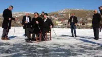 Donan Çıldır Gölü'nde kar bisikleti ve kızak keyfi Donan Çıldır Gölü'nde kar bisikleti ve kızak keyfi