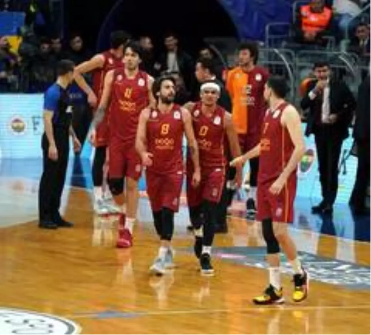 Galatasaray futboldan sonra basketbolda da Fenerbahçe'yi deplasmanda yenememe serisini bitirdi