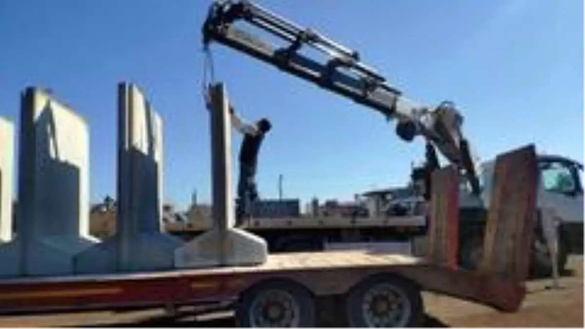 İdlib'e beton bariyer sevkıyatı