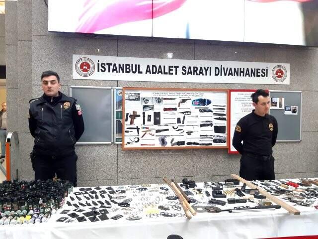 İstanbul Adalet Sarayı'nda ele geçirilen 4 bine yakın kesici delici silah sergilendi