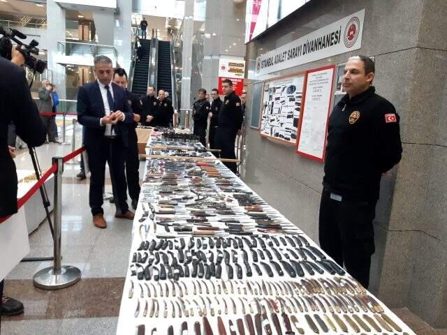 İstanbul Adalet Sarayı'nda ele geçirilen 4 bine yakın kesici delici silah sergilendi