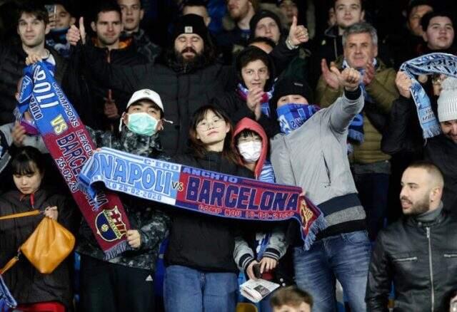 Napoli-Barcelona maçına, tribünde maske takan taraftarlar damga vurdu