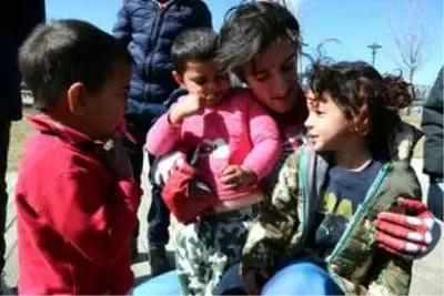 'Örümcek Adam' deprem bölgesinde çocukların yüzünü güldürüyor 'Örümcek Adam' deprem bölgesinde çocukların yüzünü güldürüyor