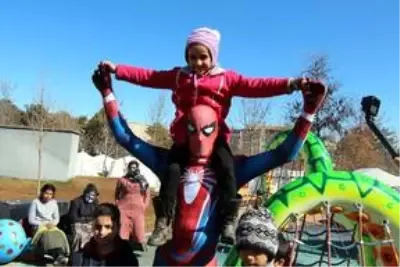 'Örümcek Adam' deprem bölgesinde çocukların yüzünü güldürüyor 'Örümcek Adam' deprem bölgesinde çocukların yüzünü güldürüyor