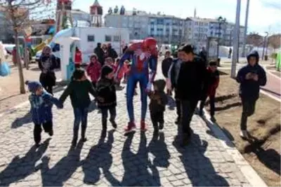 'Örümcek Adam' deprem bölgesinde çocukların yüzünü güldürüyor 'Örümcek Adam' deprem bölgesinde çocukların yüzünü güldürüyor