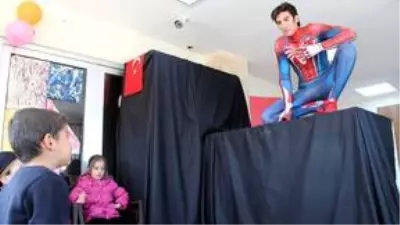 'Örümcek Adam' deprem bölgesinde çocukların yüzünü güldürüyor 'Örümcek Adam' deprem bölgesinde çocukların yüzünü güldürüyor
