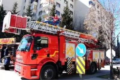 'Örümcek Adam' deprem bölgesinde çocukların yüzünü güldürüyor 'Örümcek Adam' deprem bölgesinde çocukların yüzünü güldürüyor