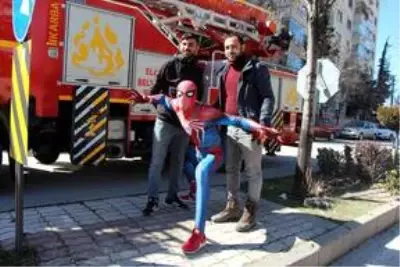 'Örümcek Adam' deprem bölgesinde çocukların yüzünü güldürüyor 'Örümcek Adam' deprem bölgesinde çocukların yüzünü güldürüyor