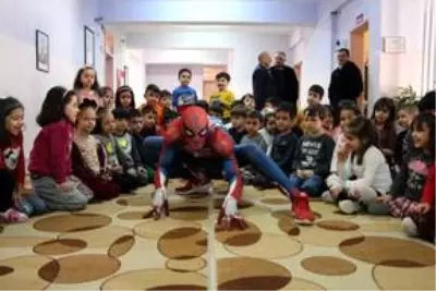 'Örümcek Adam' deprem bölgesinde çocukların yüzünü güldürüyor 'Örümcek Adam' deprem bölgesinde çocukların yüzünü güldürüyor