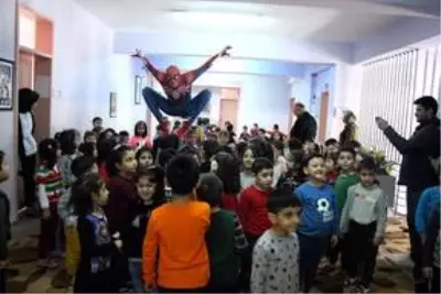 'Örümcek Adam' deprem bölgesinde çocukların yüzünü güldürüyor 'Örümcek Adam' deprem bölgesinde çocukların yüzünü güldürüyor