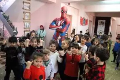 'Örümcek Adam' deprem bölgesinde çocukların yüzünü güldürüyor 'Örümcek Adam' deprem bölgesinde çocukların yüzünü güldürüyor