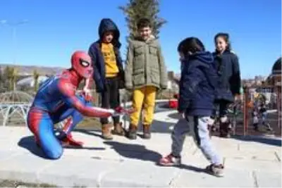 Örümcek Adam depremzede çocukları eğlendirdi Örümcek Adam depremzede çocukları eğlendirdi