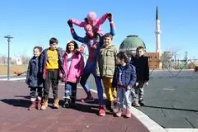 Örümcek Adam depremzede çocukları eğlendirdi Örümcek Adam depremzede çocukları eğlendirdi