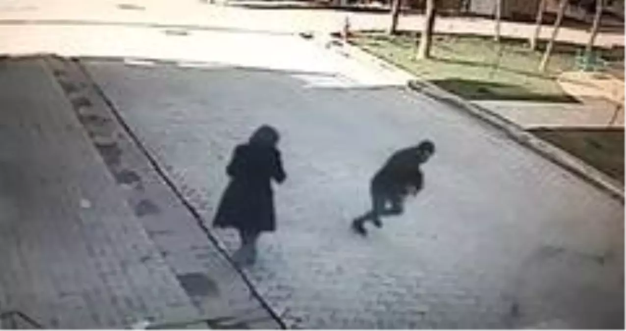 Sokakta bıçaklı gaspçı dehşeti