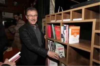 Tarihi Kemerburgaz Kahvehanesine kitaplık kuruldu Tarihi Kemerburgaz Kahvehanesine kitaplık kuruldu