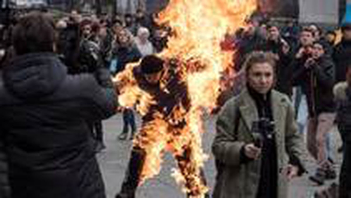 Ukrayna'da sağlık reformunu protesto eden adam, cumhurbaşkanlığı önünde kendini ateşe verdi
