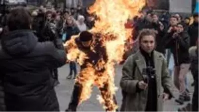 Ukrayna'da sağlık reformunu protesto eden adam, cumhurbaşkanlığı önünde kendini ateşe verdi