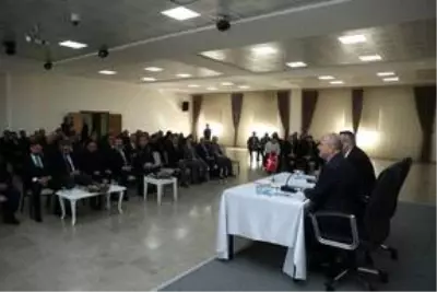Vali Özdemir Çakacak, Sivrihisar'da vatandaşlarla bir araya geldi
