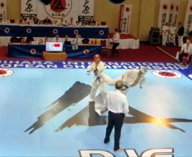21 yıllık polis, Wushu Kung Fu Federasyonunca düzenlenen şampiyonada Avrupa 2.si oldu