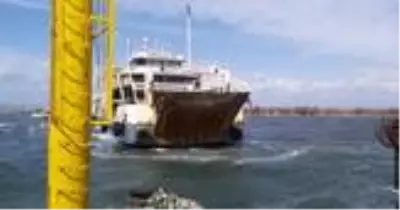 Son dakika: İçinde çok sayıda yolcu bulunan feribot Çanakkale'de lodos sebebiyle karaya oturdu
