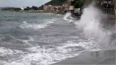 Çanakkale'de lodos fırtınası deniz ulaşımını olumsuz etkiliyor Çanakkale'de lodos fırtınası deniz ulaşımını olumsuz etkiliyor