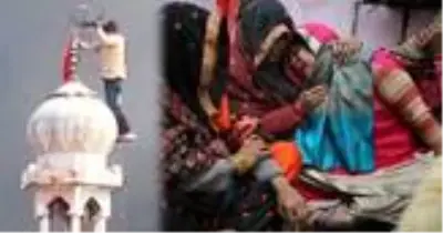 Hindistan'daki ırkçıların İslam nefreti! Minaredeki hilali söküp bayrak astılar