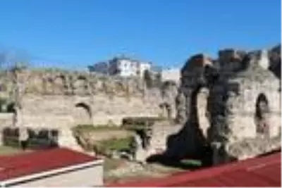 Hz. İsa'nın çarmıha gerildiği haçı muhafaza eden taş sandık bulundu Hz. İsa'nın çarmıha gerildiği haçı muhafaza eden taş sandık bulundu