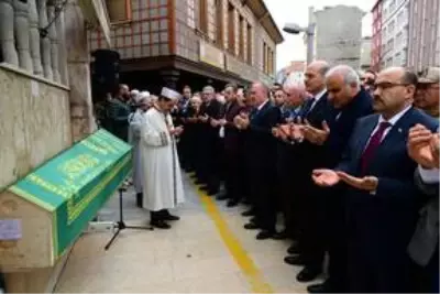 İçişleri Bakan Soylu, Trabzon'da cenaze törenine katıldı İçişleri Bakan Soylu, Trabzon'da cenaze törenine katıldı