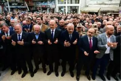 İçişleri Bakan Soylu, Trabzon'da cenaze törenine katıldı İçişleri Bakan Soylu, Trabzon'da cenaze törenine katıldı