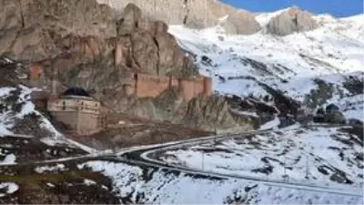 İshak Paşa Sarayı'nda kış güzelliği yaşanıyor İshak Paşa Sarayı'nda kış güzelliği yaşanıyor