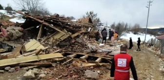 Kastamonu'da fırtına nedeniyle 2 katlı ahşap ev yıkıldı